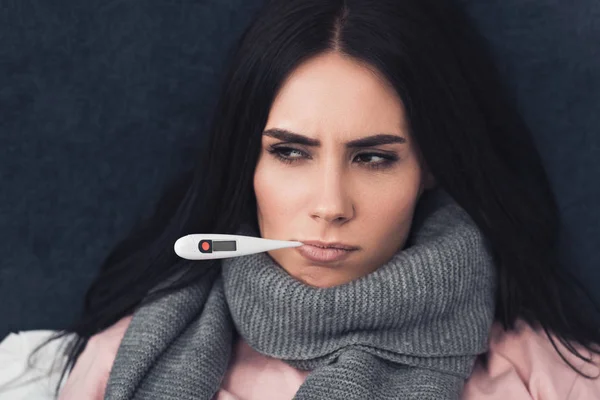 Mujer Joven Enferma Midiendo Temperatura Con Termómetro Electrónico Boca Mirando — Foto de Stock