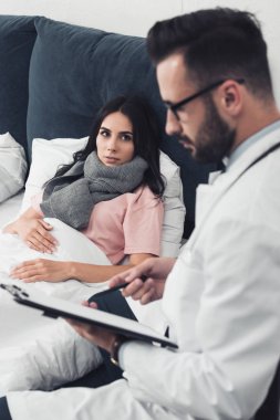 yakışıklı Doktor Pano'da yazma süre yatakta yatan genç kadın