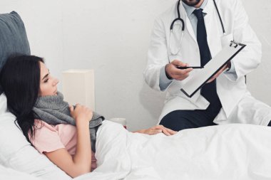 Pano ile belgeleri imzalamak için hastaya gösterilen doktor doz kırpılmış