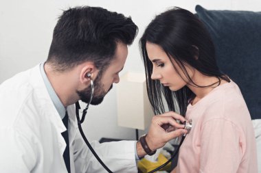 Bayan hasta soluk dinleme doktor yakın çekim çekim