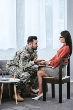 Psikiyatrist söz ve terapi seansı sırasında el hareketi kızgın asker