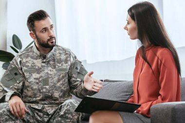 psikiyatriste terapisi oturumda konuşan TSSB ile üniformalı asker