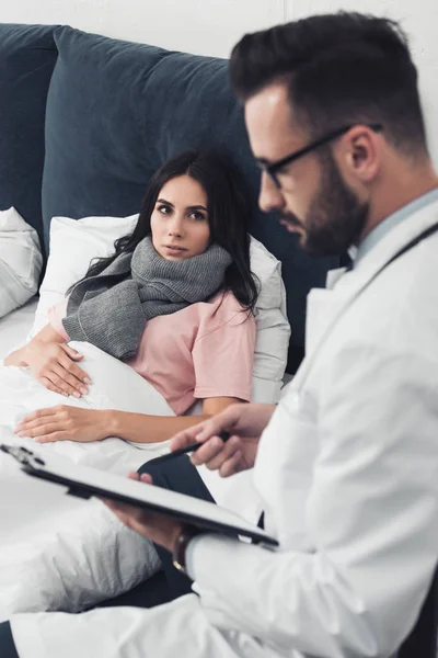 Young Woman Lying Bed While Handsome Doctor Writing Clipboard — Stock Photo, Image