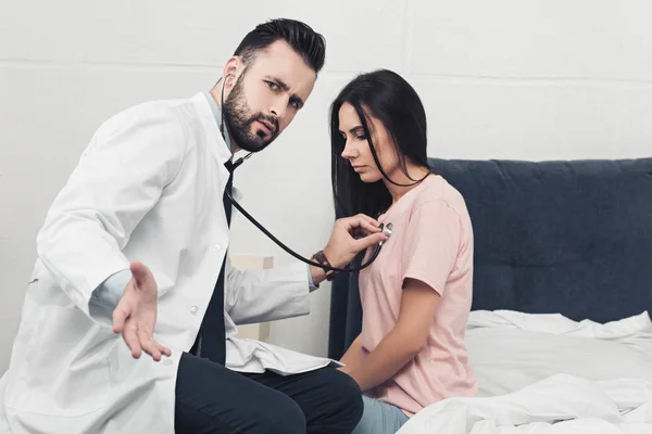 Läkare Lyssnande Andedräkt Kvinnlig Patient Och Tittar Kameran — Stockfoto