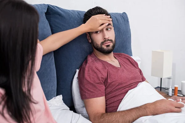 Cropped Shot Young Woman Touching Forehead Sick Husband While Sitting — Free Stock Photo