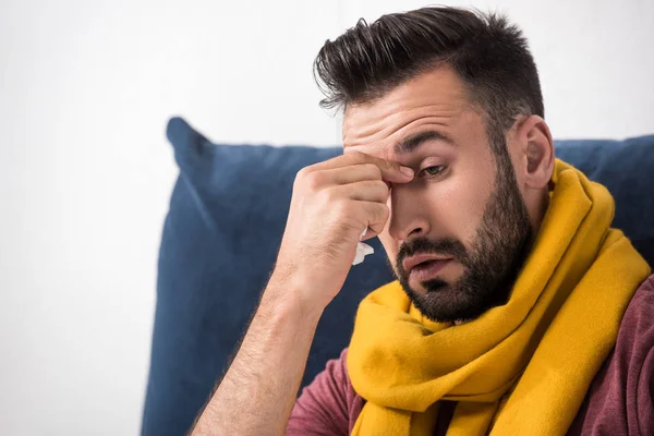 Retrato Primer Plano Del Joven Enfermo Con Infección Sinusal Tocándose — Foto de Stock