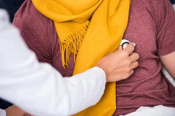 Tiro Recortado Médico Fêmea Usando Estetoscópio Para Ouvir Respiração Pacientes — Fotos gratuitas