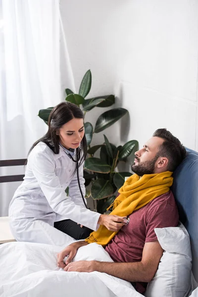 Female Doctor Using Stethoscope Listen Patients Breath While Lying Bed — Stock Photo, Image