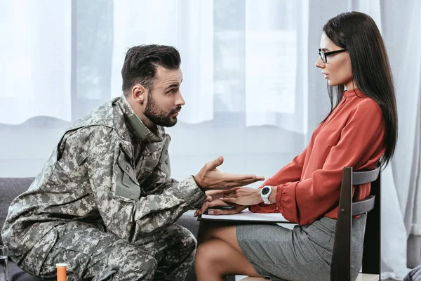 Psikiyatrist Söz Terapi Seansı Sırasında Hareketi Deli Asker Yan Görünüm — Stok fotoğraf