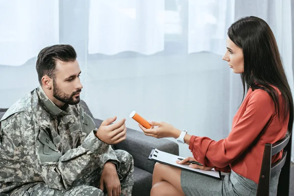 Psiquiatra Dando Recipiente Pílulas Para Soldado Durante Sessão Terapia — Fotografia de Stock