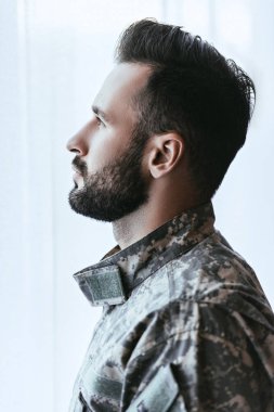 askeri üniforma ararken ordu adam yan görünüm