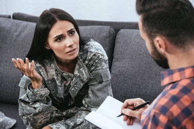 psikiyatriste terapisi oturumda konuşan TSSB ile depresif kadın asker