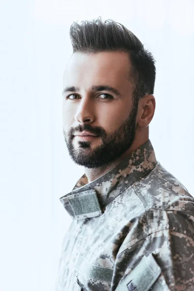 Yakın Çekim Askeri Üniforma Kameraya Bakarak Ordu Adam Portresi — Stok fotoğraf