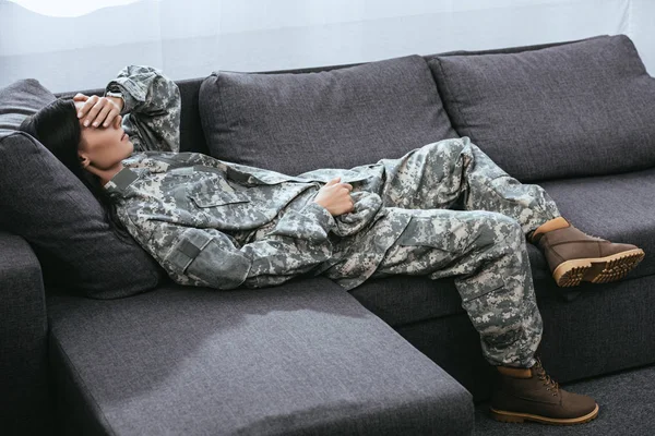 Soldado Feminino Uniforme Militar Com Ptsd Deitado Sofá — Fotografia de Stock