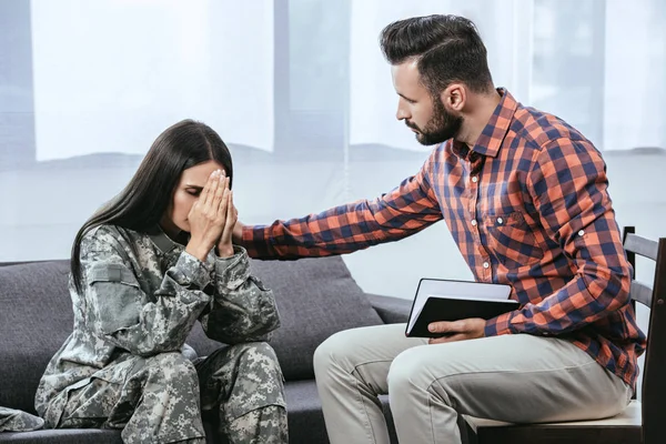 Psiquiatra Apoiando Soldado Feminino Durante Sessão Terapia — Fotografia de Stock