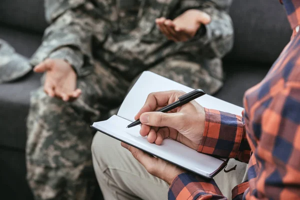 Recortado Tiro Psiquiatra Escribir Notas Durante Sesión Terapia Con Soldado — Foto de Stock