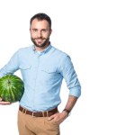 Homem sorrindo segurando melancia isolada em branco