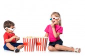 Kinder mit Popcorn und 3D-Gläsern isoliert auf weiß