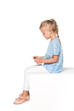 çocuk beyaz izole dijital tablet kullanma