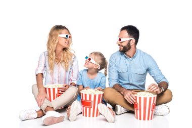 ailesi popcorn ve 3d gözlük üzerine beyaz izole ile