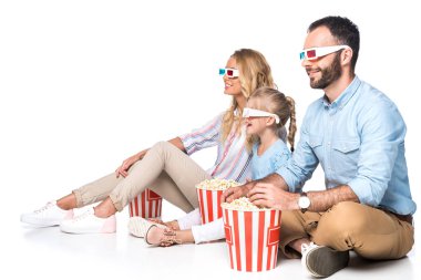 Aile beyaz izole film izlerken patlamış mısır ile