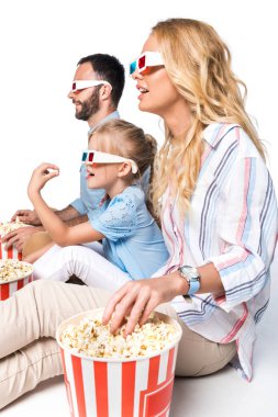 ailesi popcorn ve 3d gözlük üzerine beyaz izole ile yan görünüm