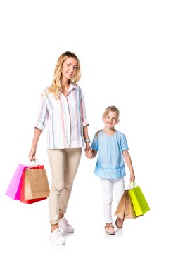 Anne ve kızı ile alışveriş torbaları üzerinde beyaz izole