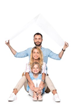 Beyaz holding aile üzerinde kafa izole beyaz, ev sigorta kavramı üzerinde çatı