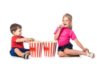 patlamış mısır ve 3d gözlük üzerine beyaz izole çocuklarla