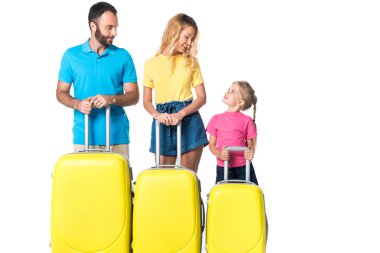 Anne ile kızı beyaz izole bakarak sarı seyahat çantaları