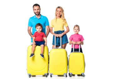 mutlu aile beyaz izole sarı bavul ile