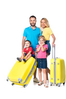 Aile ile üzerine beyaz izole sarı seyahat çantaları