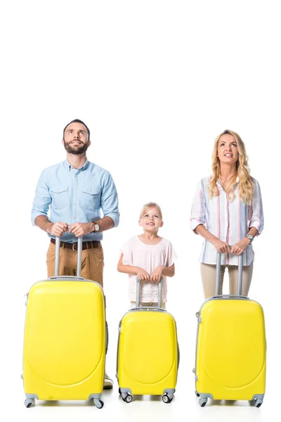 Família Com Sacos Viagem Amarelos Olhando Para Cima Isolado Branco — Fotografia de Stock