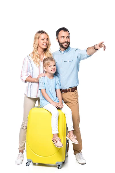 Lächelnde Familie Mit Gelben Reisetaschen Auf Weißem Grund — Stockfoto