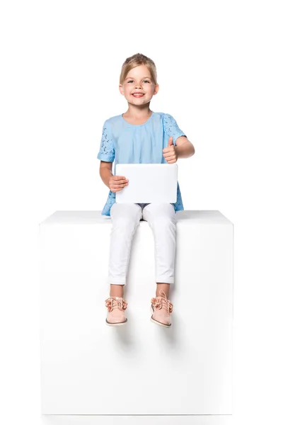 Ребенок Помощью Цифрового Планшета Показывая Большой Палец Вверх Изолированы Белом — стоковое фото