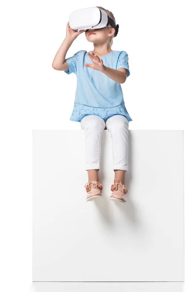Παιδί Χρησιμοποιώντας Φορετών Συσκευών Τεχνολογίας Που Απομονώνονται Λευκό — Φωτογραφία Αρχείου