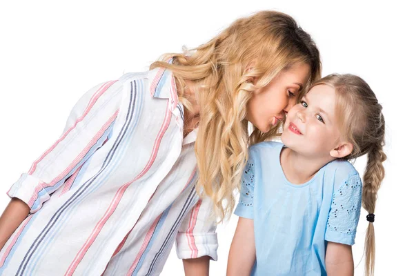 Glückliche Mutter Küsst Tochter Isoliert Auf Weiß — kostenloses Stockfoto