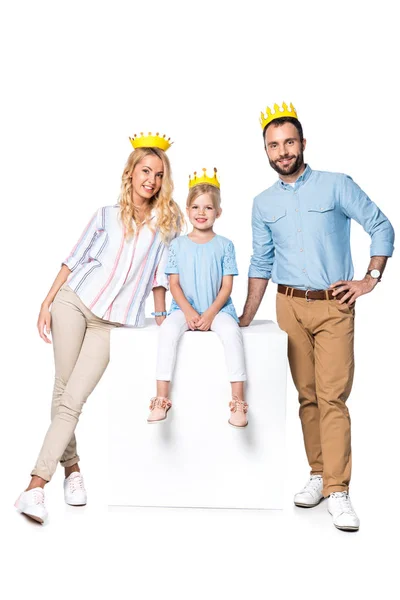 Lycklig Familj Med Kartong Kronor Sitter Vita Kuben Isolerad Vit — Stockfoto