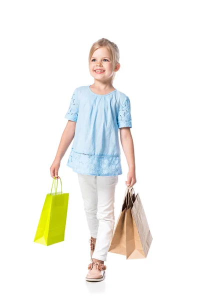 Lächelndes Kind Mit Einkaufstaschen Auf Weißem Grund — kostenloses Stockfoto