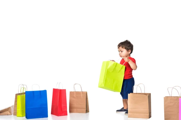 Pojken Håller Shopping Väska Isolerad Vit — Stockfoto