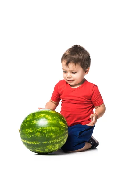 Pojke Med Fräsch Vattenmelon Isolerad Vit — Stockfoto