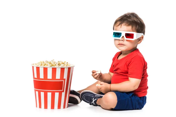Kind Mit Popcorn Und Gläsern Isoliert Auf Weiß — Stockfoto