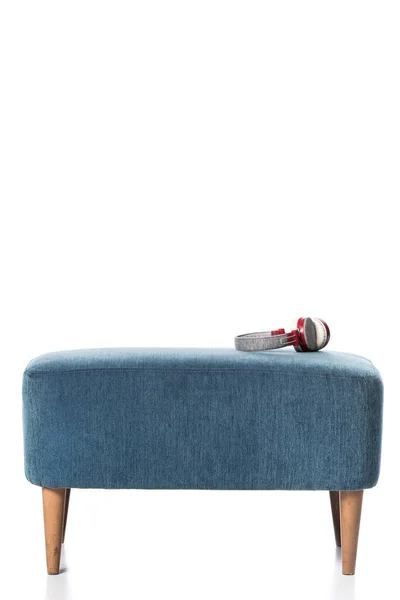 Mavi Sandalye Üzerinde Beyaz Izole Kulaklık — Stok fotoğraf