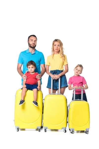 Frontansicht Einer Familie Mit Gelben Koffern Isoliert Auf Weiß — kostenloses Stockfoto