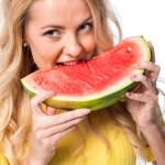 Vrouw met blonde haren eten watermeloen geïsoleerd op wit