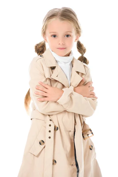 Elegante Niño Posando Abrigo Beige Con Brazos Cruzados Aislado Blanco — Foto de Stock