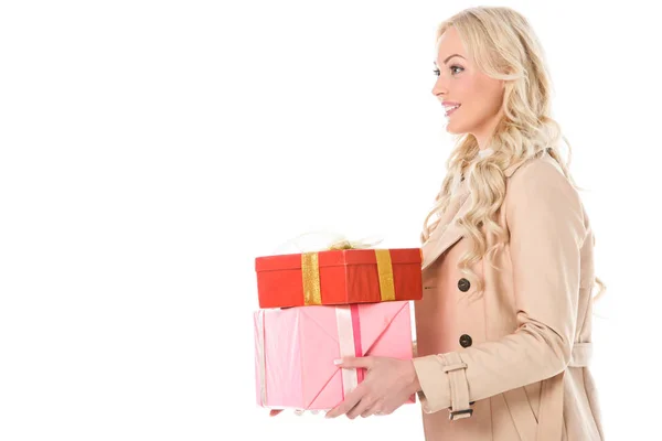 Усміхнена Блондинка Бежевому Пальто Тримає Подарунки Ізольована Білому — Безкоштовне стокове фото