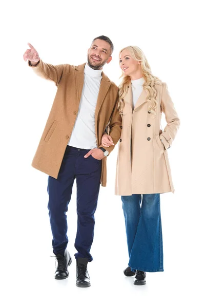 Feliz Casal Elegante Posando Casacos Outono Moda Homem Mostrando Algo — Fotografia de Stock