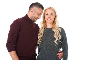 kucaklayan ve sonbahar kıyafeti, üzerinde beyaz izole poz güzel çift