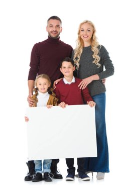 mutlu bir aile ve çocuklar üzerinde beyaz izole boş afişini holding